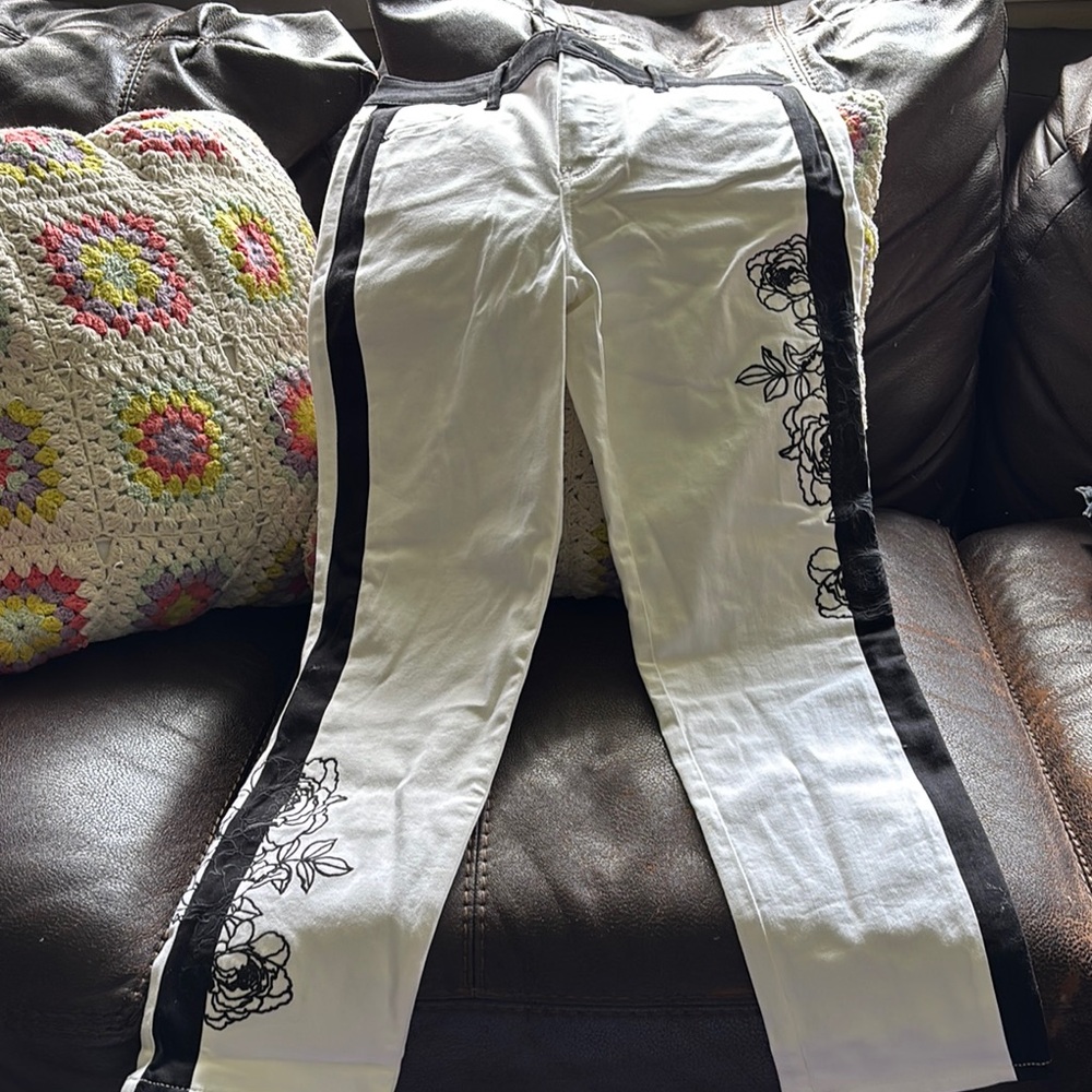 White House Black Market White and Black Floral Pants